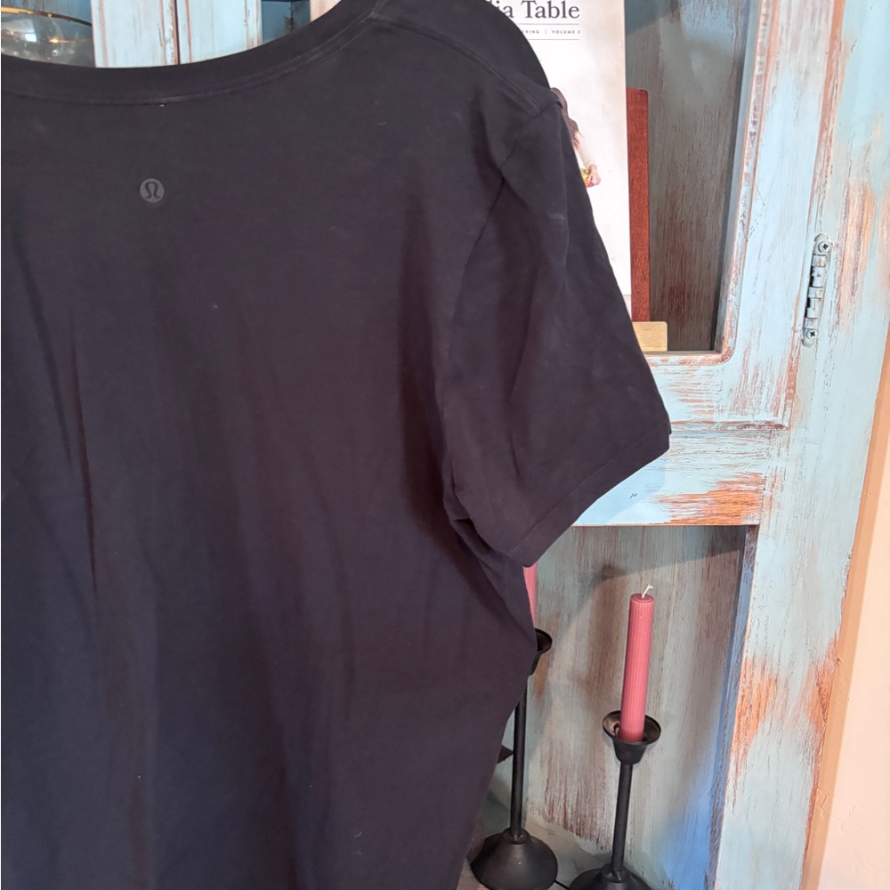 Lulu size 10.  V neck t shirt - Picture 5 of 8